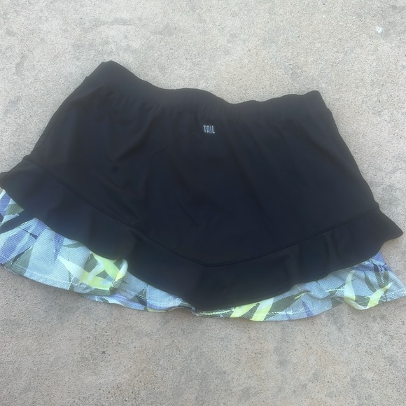 TAIL Women's Black Golf Pickleball Skort with Yellow Black Ruffle Detail Size L - Picture 3 of 6